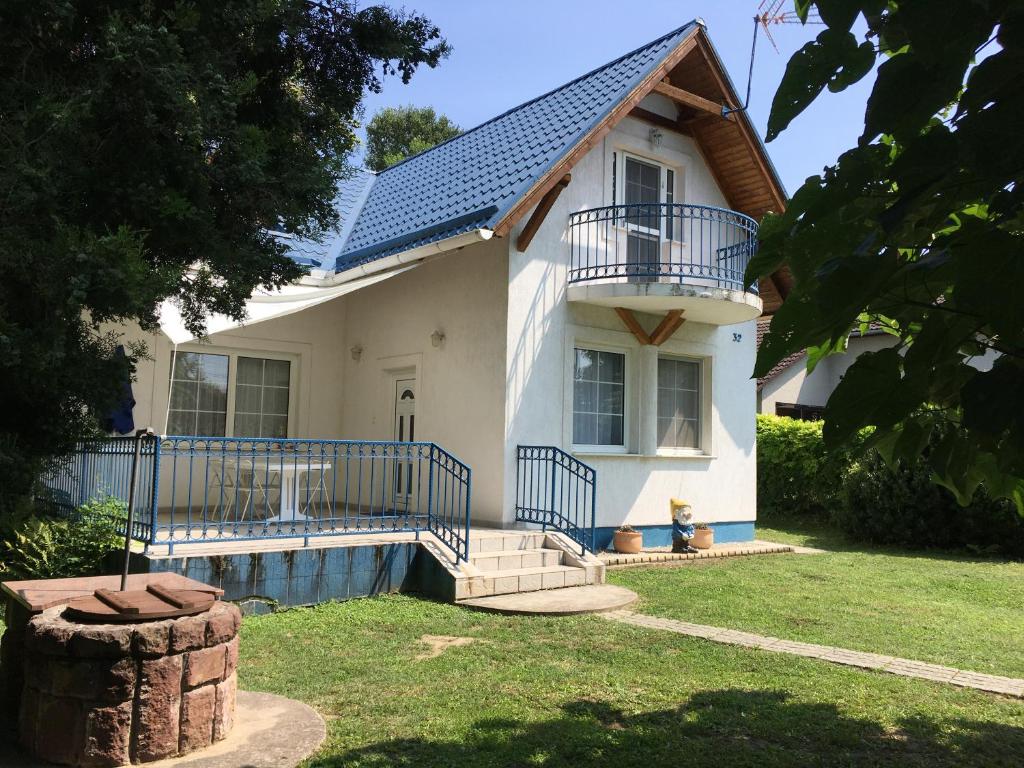 フォニョードにあるKék Kuckó Vendégházの庭にスイミングプールがある白い家
