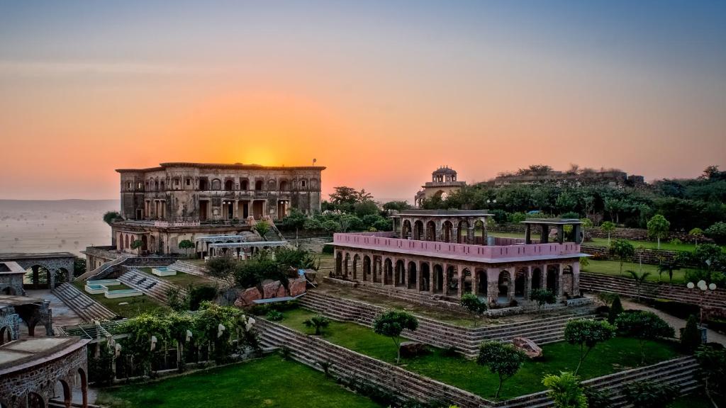 un coucher de soleil sur la ville de jaipur en Inde dans l'établissement Neemrana's - Tijara Fort Palace, à Alwar