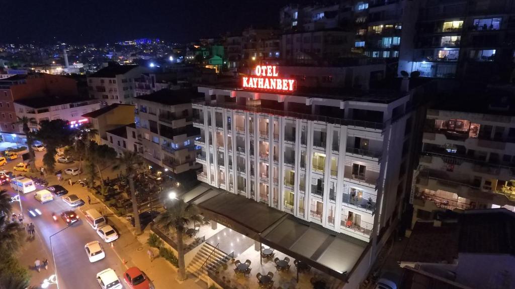 una vista aérea de un edificio por la noche en Kayhanbey Hotel, en Kusadasi