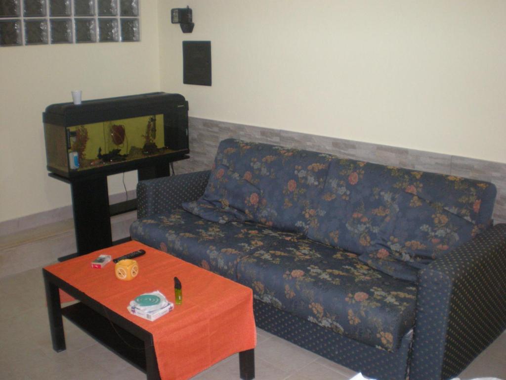 sala de estar con sofá y mesa en ARCOBALENO, en Mondragone