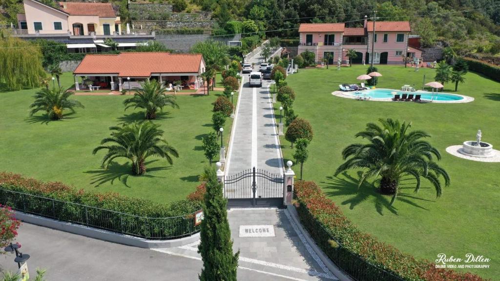 - une vue aérienne sur un parc planté de palmiers dans l'établissement B&B Terra Di Liguria, à Casarza Ligure
