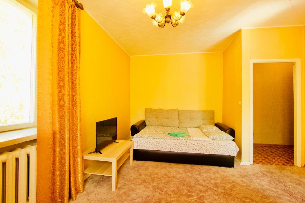 モスクワにあるKvartira na Minskoi 7の黄色い部屋のベッドルーム1室