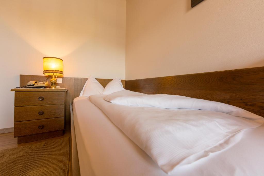 Postel nebo postele na pokoji v ubytování Hotel Weisses Lamm