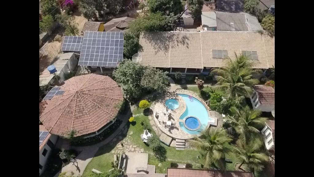 uma vista superior de uma casa com piscina em Pousada Cristal da Terra em São Jorge