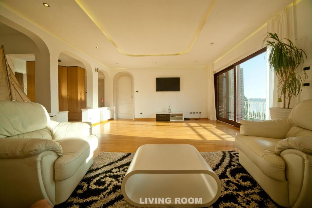 salon z 2 kanapami i salon z telewizorem w obiekcie XXL Luxury Apartment & Top sea view w Portorožu