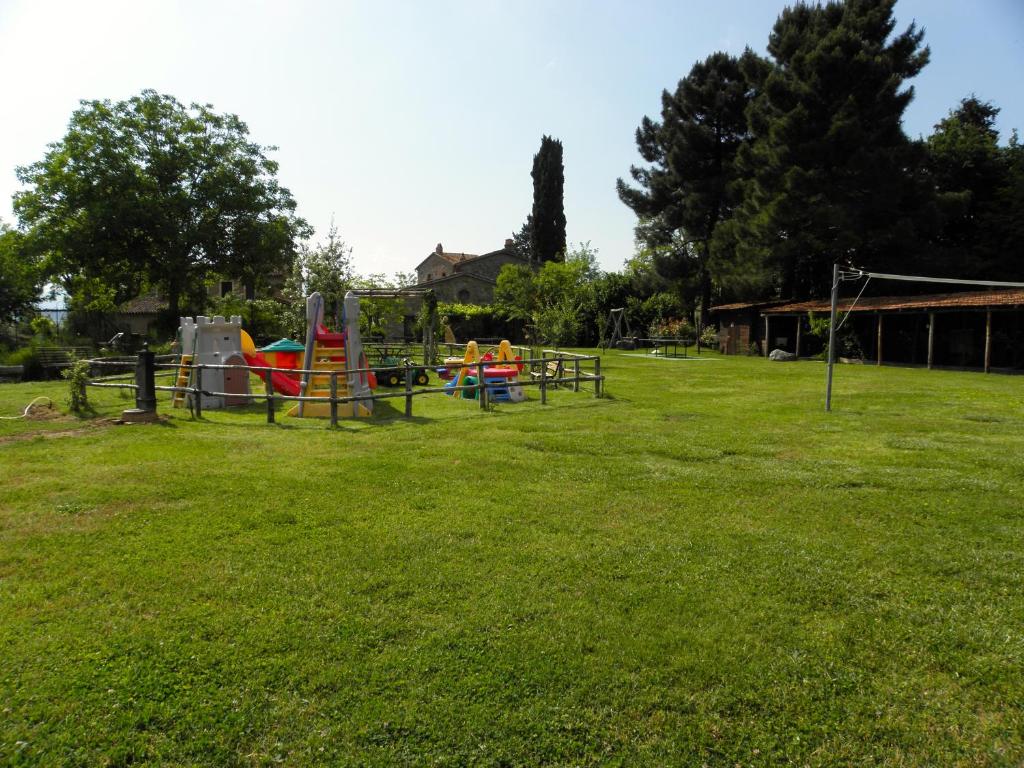 Herní místnost nebo prostor pro děti v ubytování Agriturismo Borgo Santa Maria