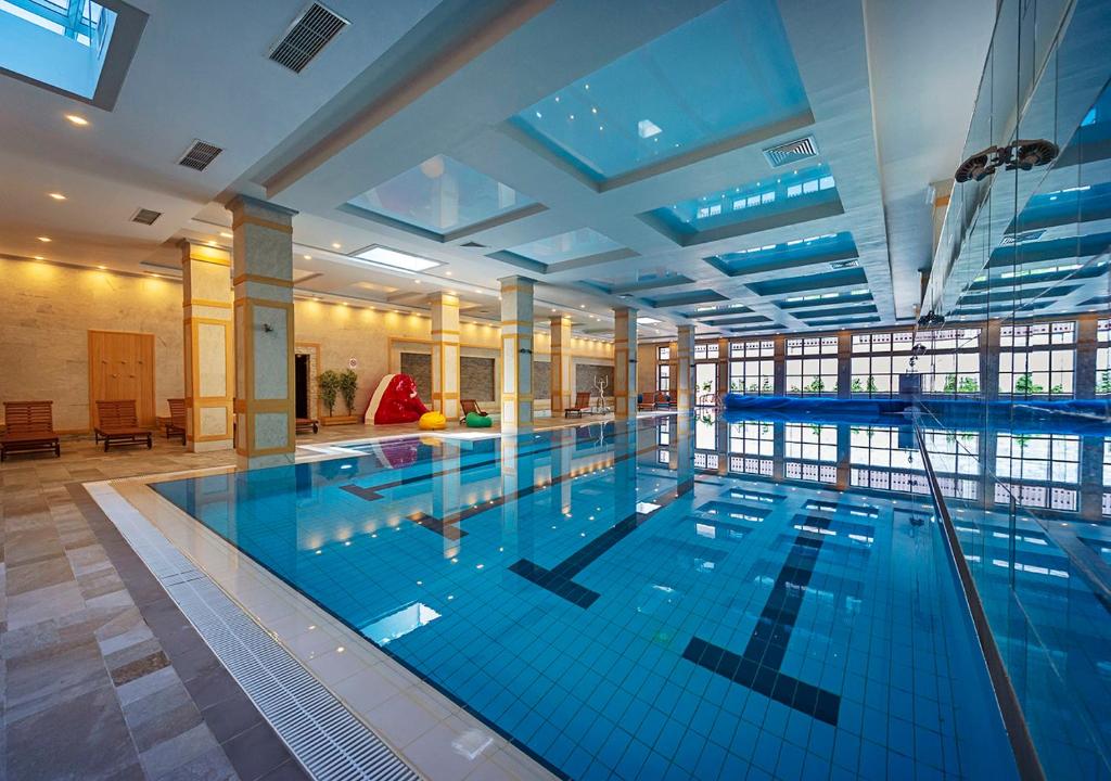 ein großer Pool in einem großen Gebäude in der Unterkunft 7 Pools Boutique Hotel & SPA in Bansko