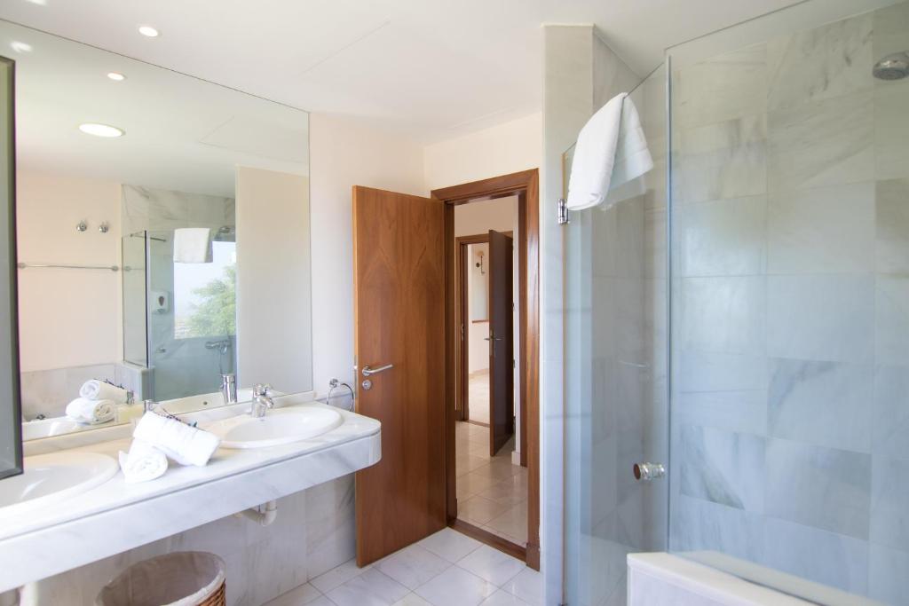 Łazienka w obiekcie HomeForGuest SALOBRE GOLF VILLA, POOL, BBQ, WIFI, STUNNING VIEWS