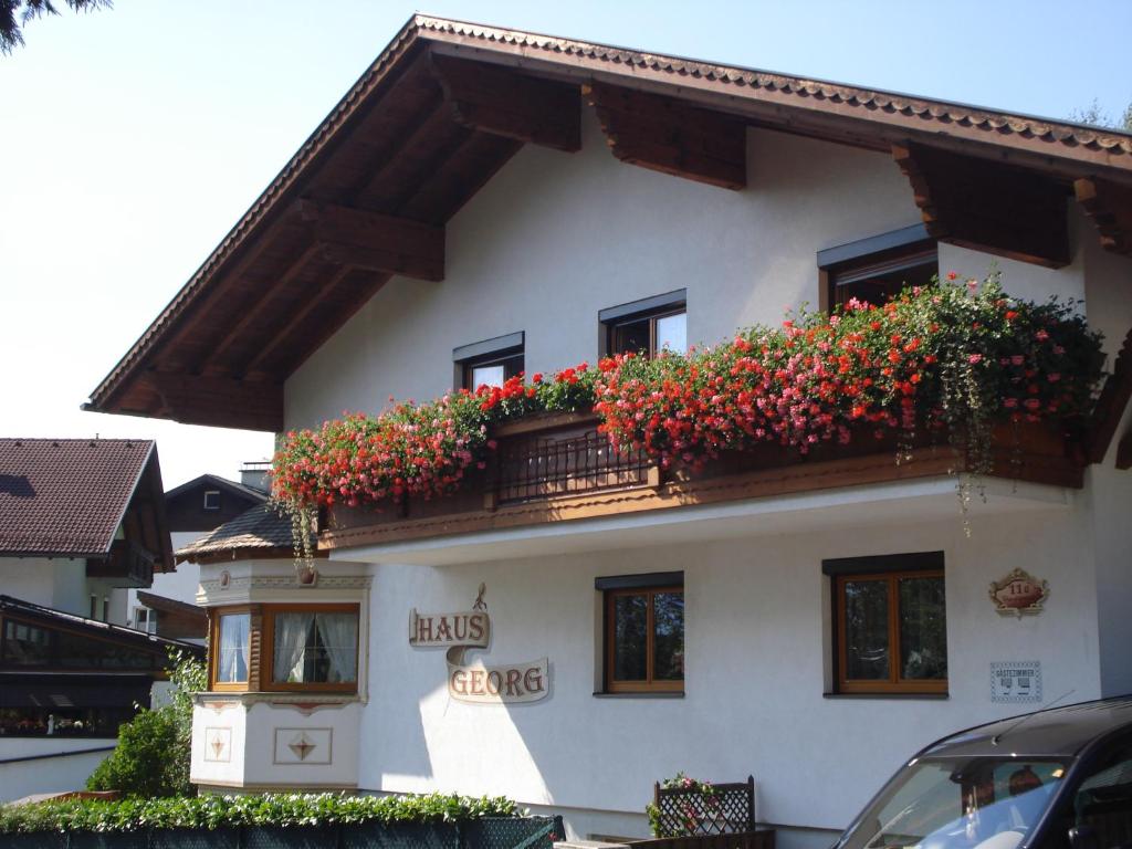 ein Gebäude mit Blumenkästen an der Seite in der Unterkunft Haus Georg in Innsbruck