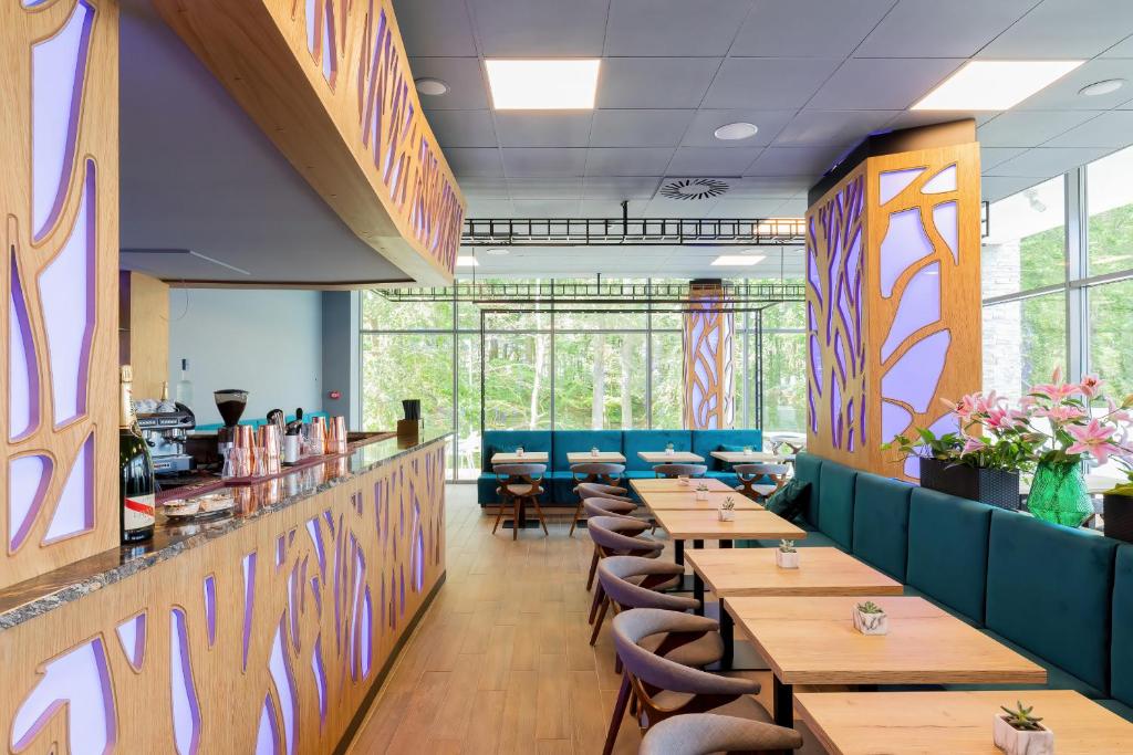 Reštaurácia alebo iné gastronomické zariadenie v ubytovaní Apartamenty Aquamarina Onyx by Noclegi Renters