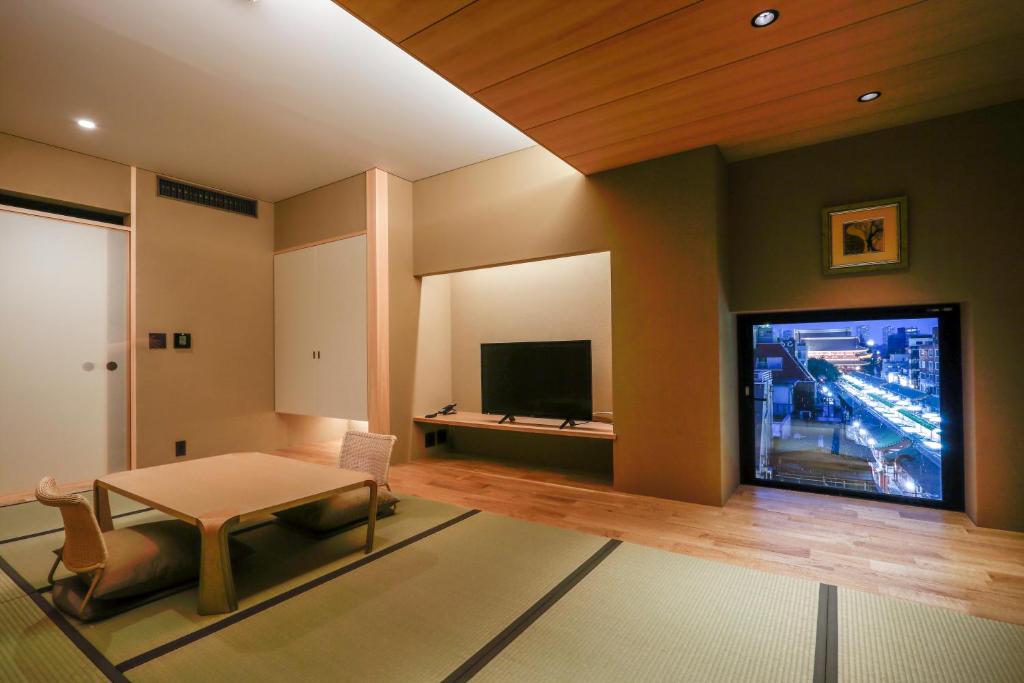 TV a/nebo společenská místnost v ubytování Kaminarimon Ryokan