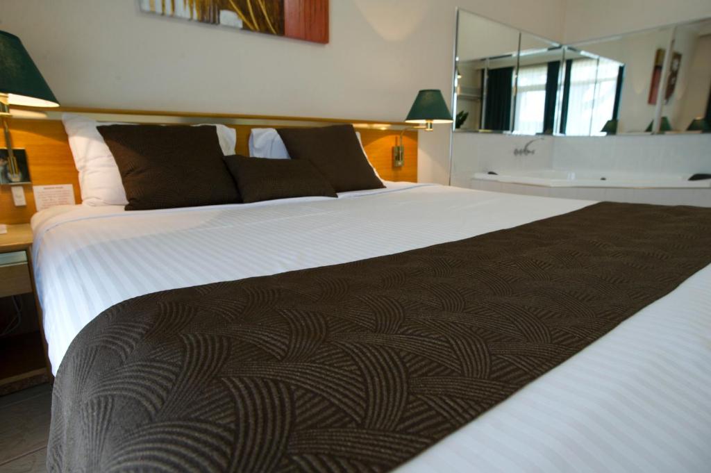 Postel nebo postele na pokoji v ubytování Mid City Motor Inn Singleton
