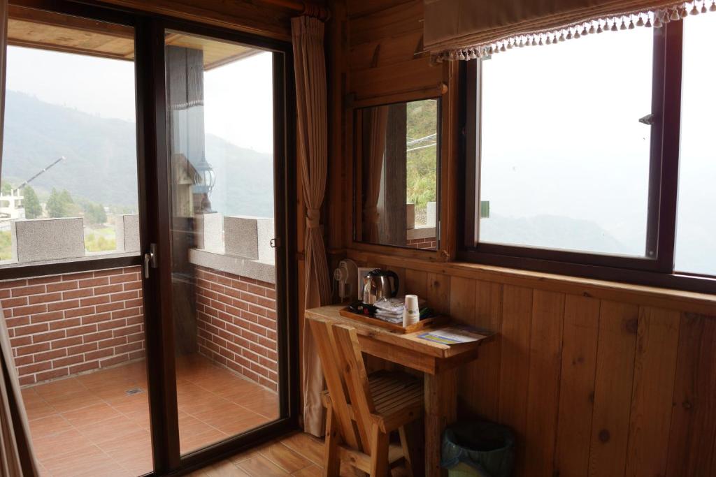 a room with a table and windows in a room at Spring Ground Resort in Ren&#39;ai