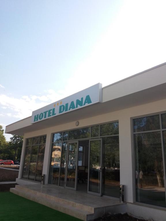 un cartel de teatro del hotel en la parte delantera de un edificio en Hotel Diana, en Eforie Nord