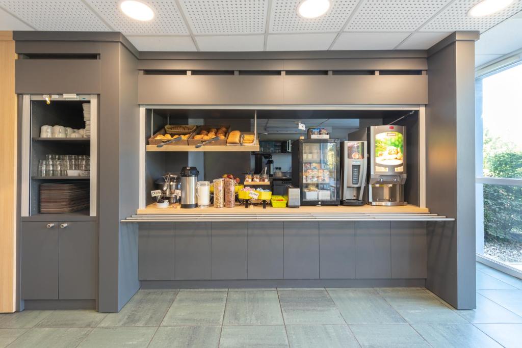 Příslušenství pro přípravu čaje a kávy v ubytování B&B HOTEL Creil Chantilly