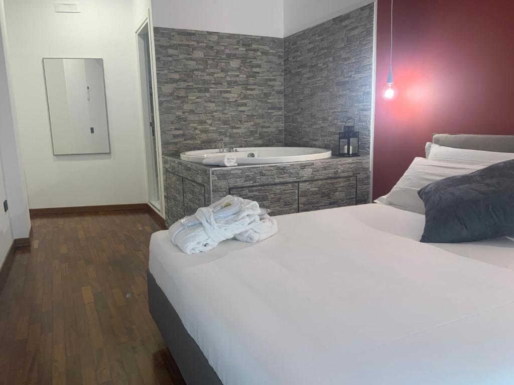Łóżko lub łóżka w pokoju w obiekcie Cellamare Suite & Spa