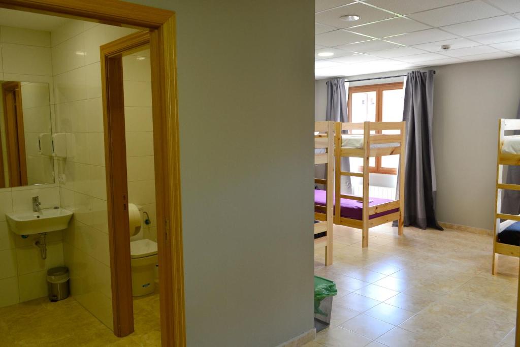 Habitación con baño con aseo y lavabo. en Alda Estella Hostel, en Estella