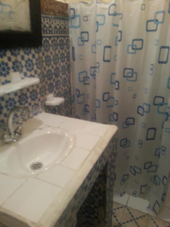 Koupelna v ubytování RIAD DAR KADER chambre saumon