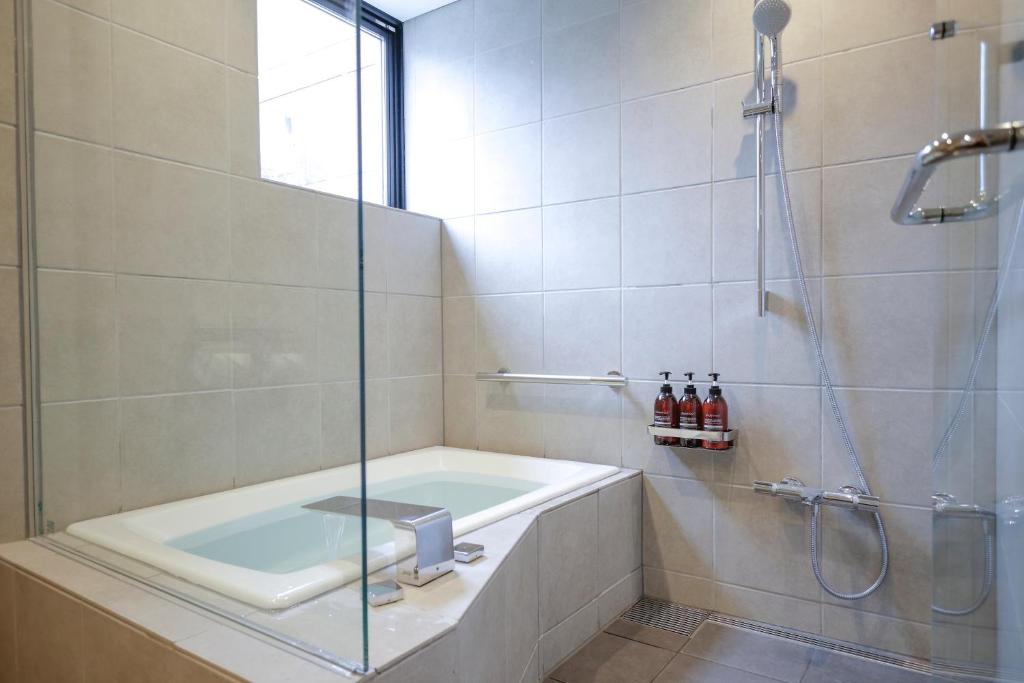 Koupelna v ubytování Kaminarimon Ryokan