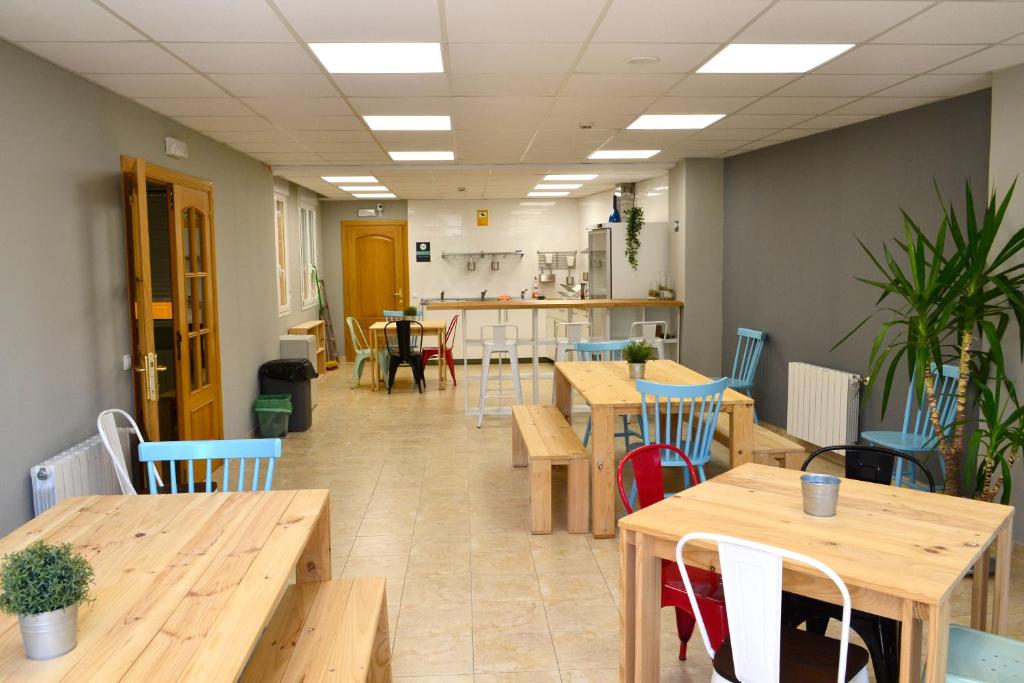Un restaurante o sitio para comer en Alda Estella Hostel