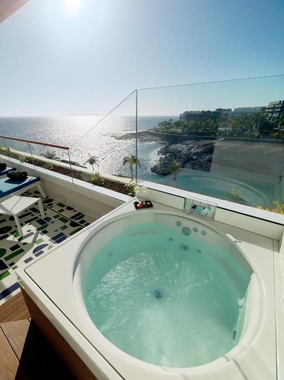 H10 Atlantic Sunset - Suite Privilege (1 Adult + 2 Children)