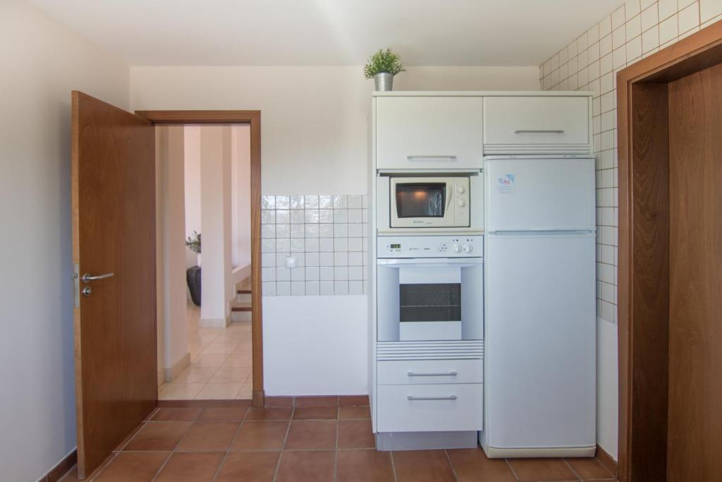Kuchnia lub aneks kuchenny w obiekcie HomeForGuest SALOBRE GOLF VILLA, POOL, BBQ, WIFI, STUNNING VIEWS