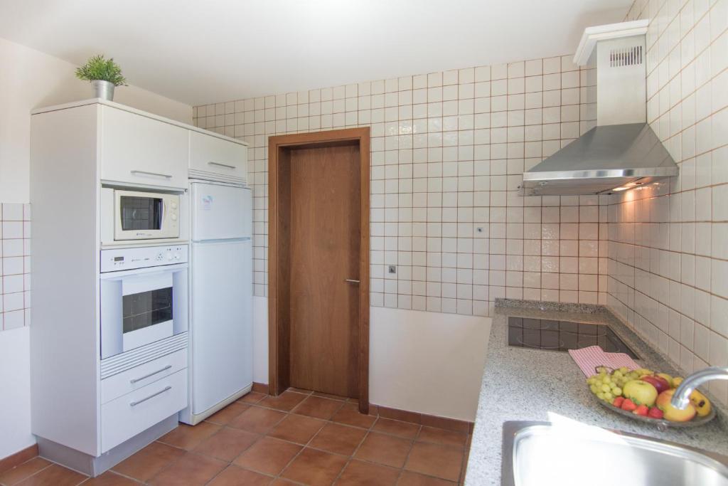 Kuchnia lub aneks kuchenny w obiekcie HomeForGuest SALOBRE GOLF VILLA, POOL, BBQ, WIFI, STUNNING VIEWS