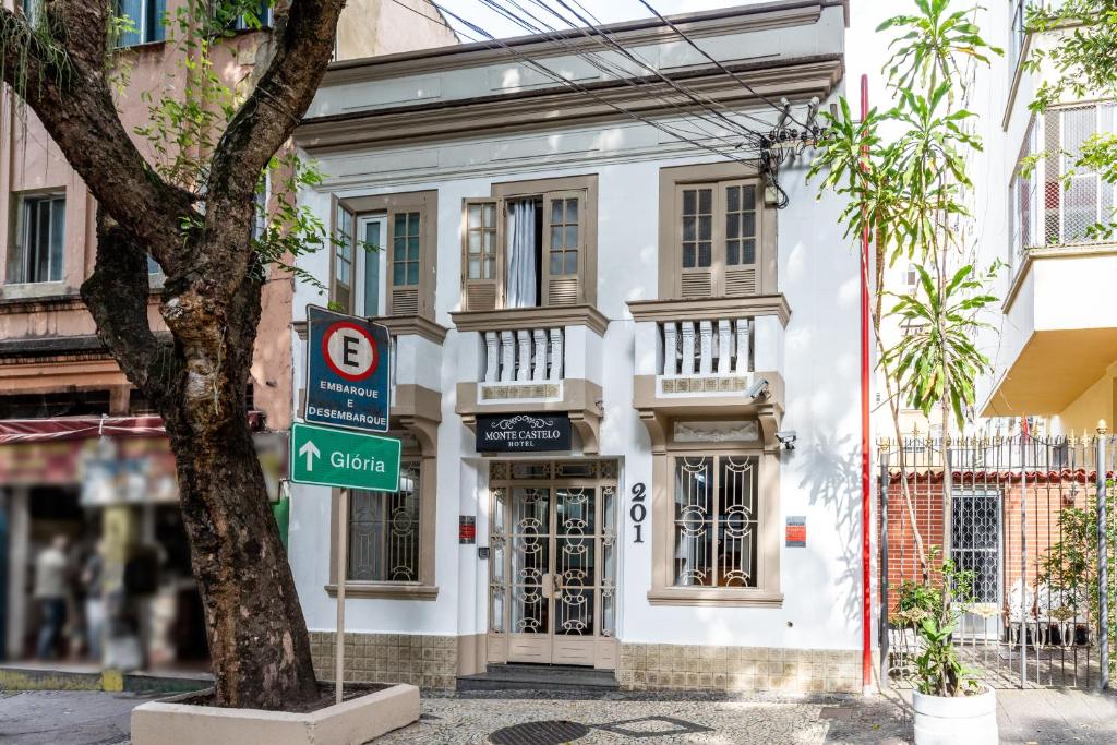 un edificio blanco sin señal de estacionamiento delante de él en Hotel Monte Castelo, en Río de Janeiro