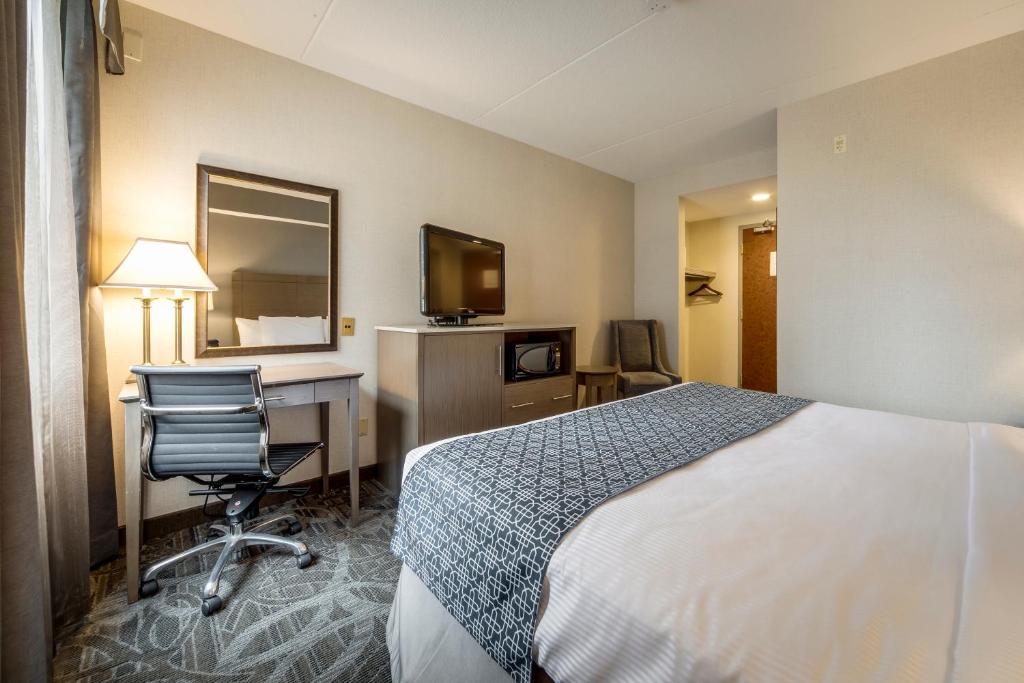 Postel nebo postele na pokoji v ubytování Monte Carlo Inn Airport Suites