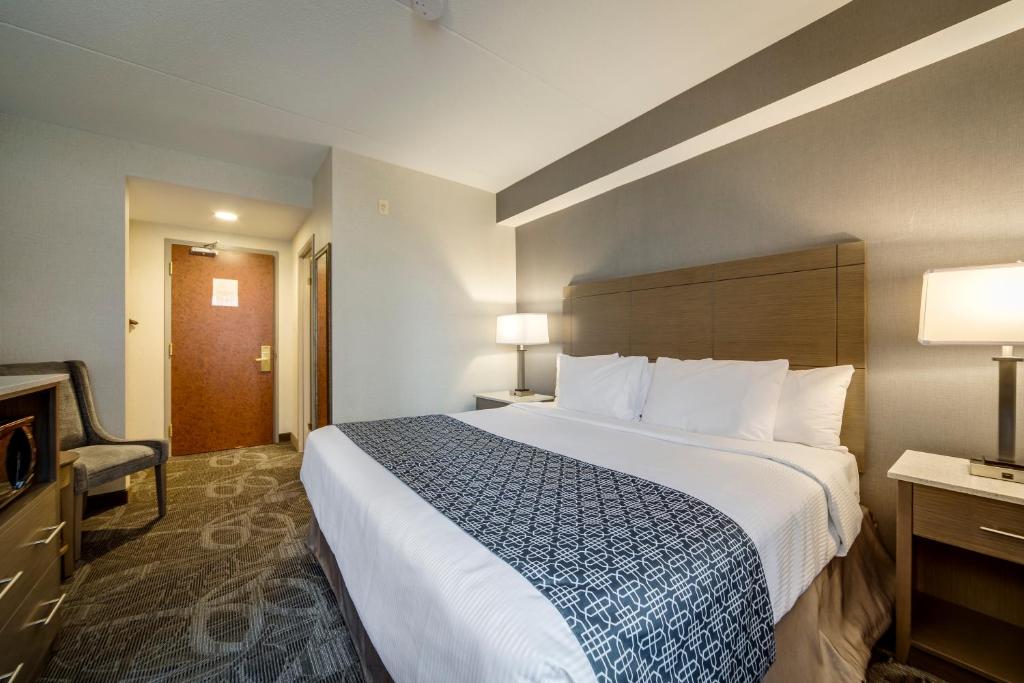 Postel nebo postele na pokoji v ubytování Monte Carlo Inn Airport Suites