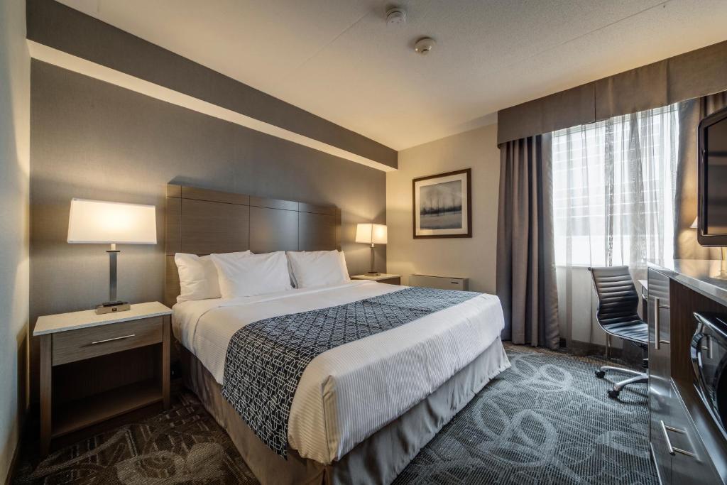 Postel nebo postele na pokoji v ubytování Monte Carlo Inn Airport Suites