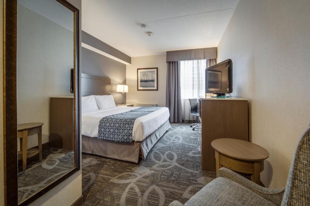 Postel nebo postele na pokoji v ubytování Monte Carlo Inn Airport Suites