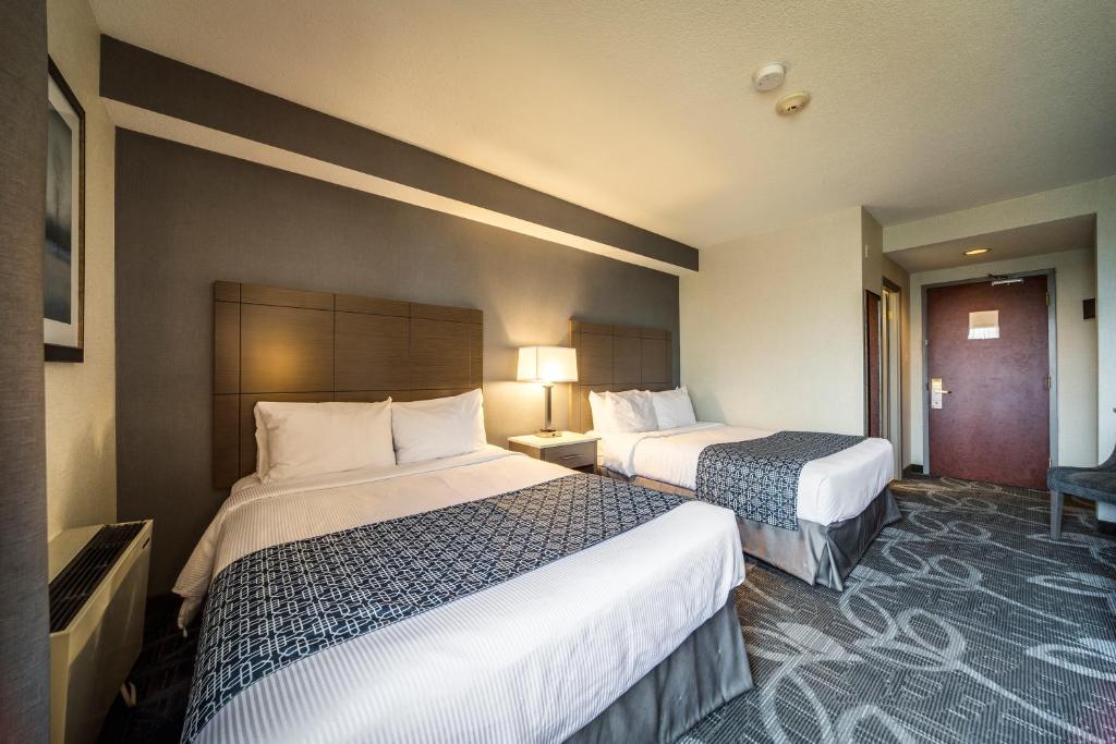 Postel nebo postele na pokoji v ubytování Monte Carlo Inn Airport Suites