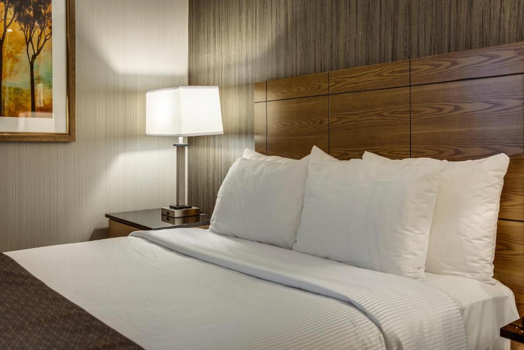 Monte Carlo Inn Airport Suites - Resim 24