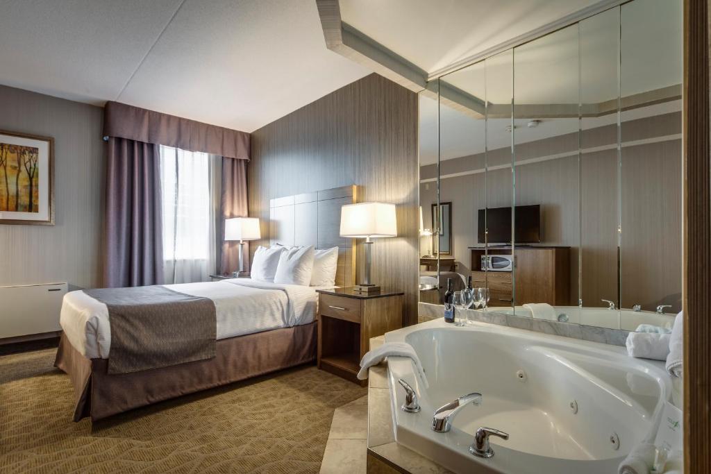 Postel nebo postele na pokoji v ubytování Monte Carlo Inn Airport Suites