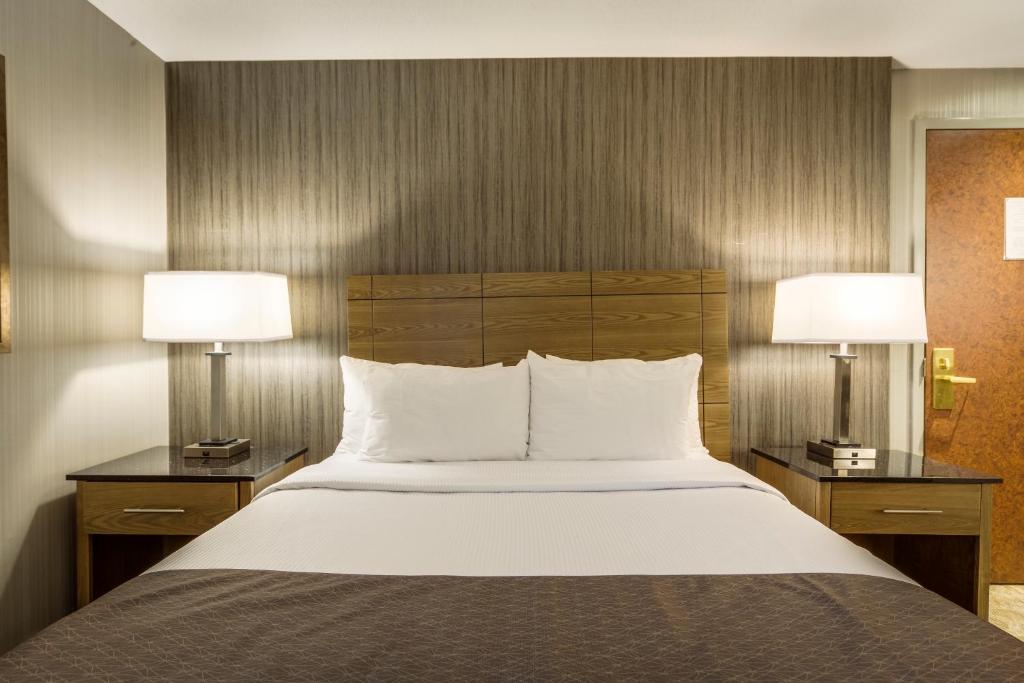 Postel nebo postele na pokoji v ubytování Monte Carlo Inn Airport Suites
