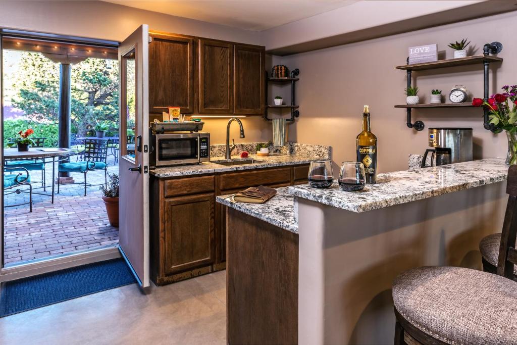 Bobcat Inn - King Suite