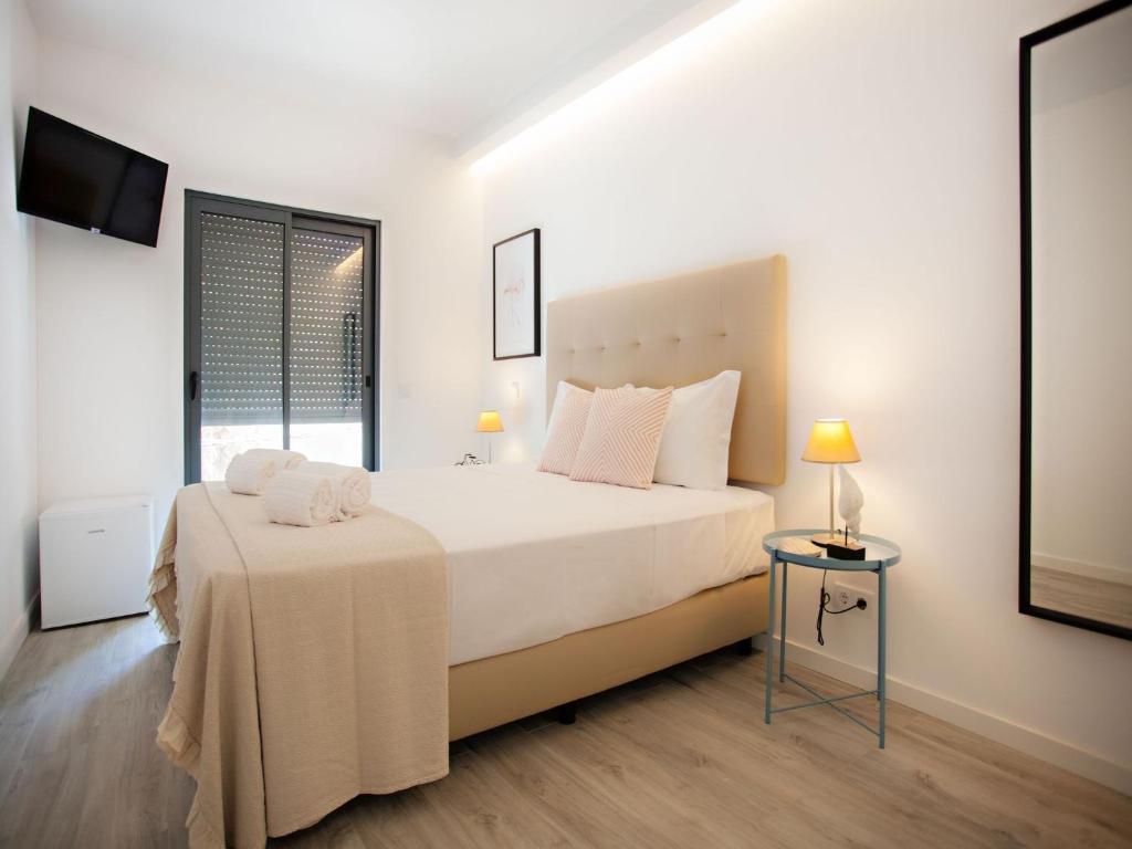Postel nebo postele na pokoji v ubytování Faro Clara Suites