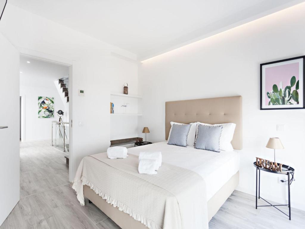 Postel nebo postele na pokoji v ubytování Faro Clara Suites