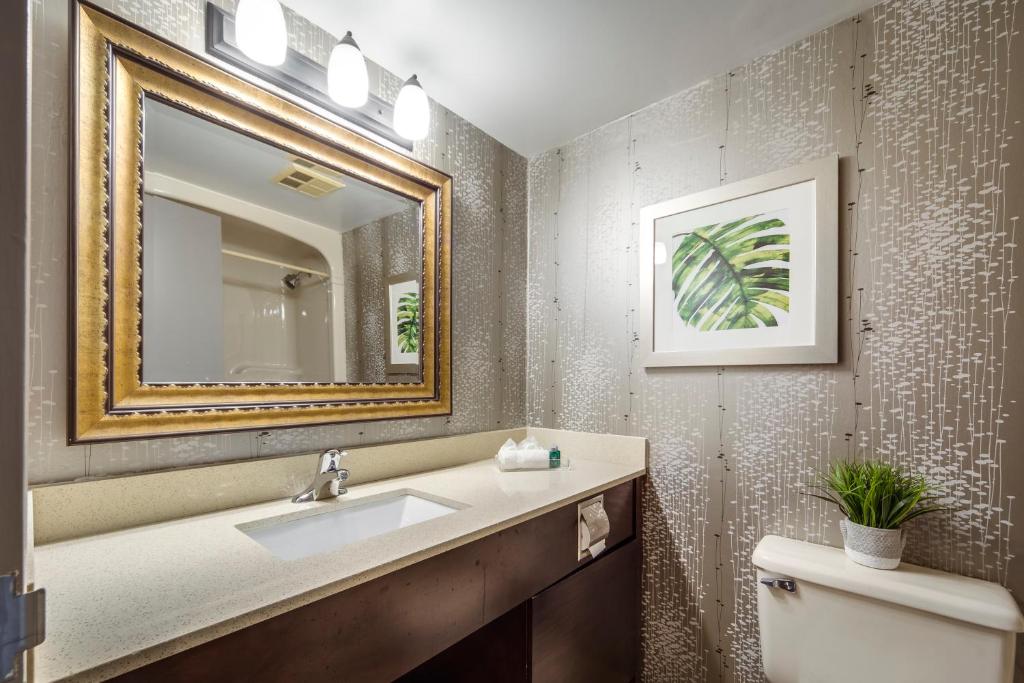 Koupelna v ubytování Monte Carlo Inn Airport Suites