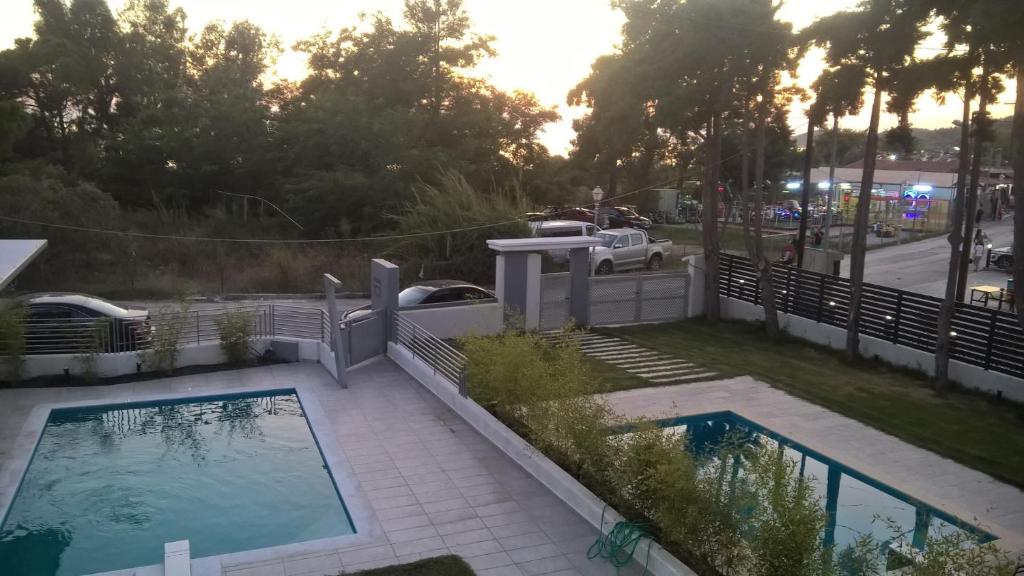 Bazén v ubytování Divine Luxury Apartments nebo v jeho okolí