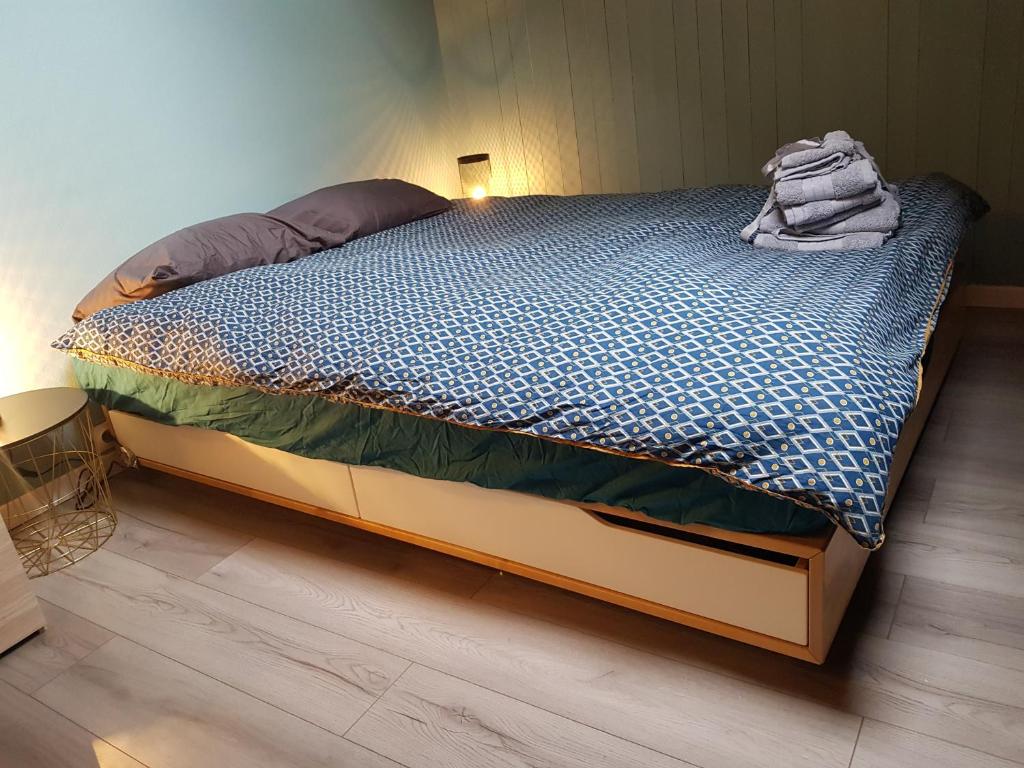 - une chambre avec un lit et une couette bleue dans l'établissement Studio Duplex Place de la Grenette, à Sallanches