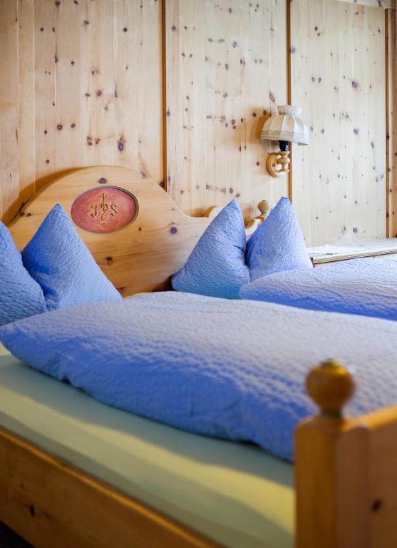 Postel nebo postele na pokoji v ubytování Alfonsstüberl - Ferienwohnungen & Restaurant