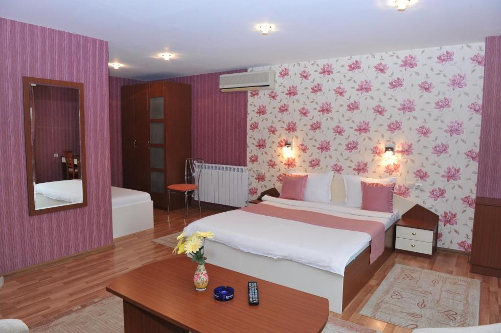 Postel nebo postele na pokoji v ubytování Eros Motel