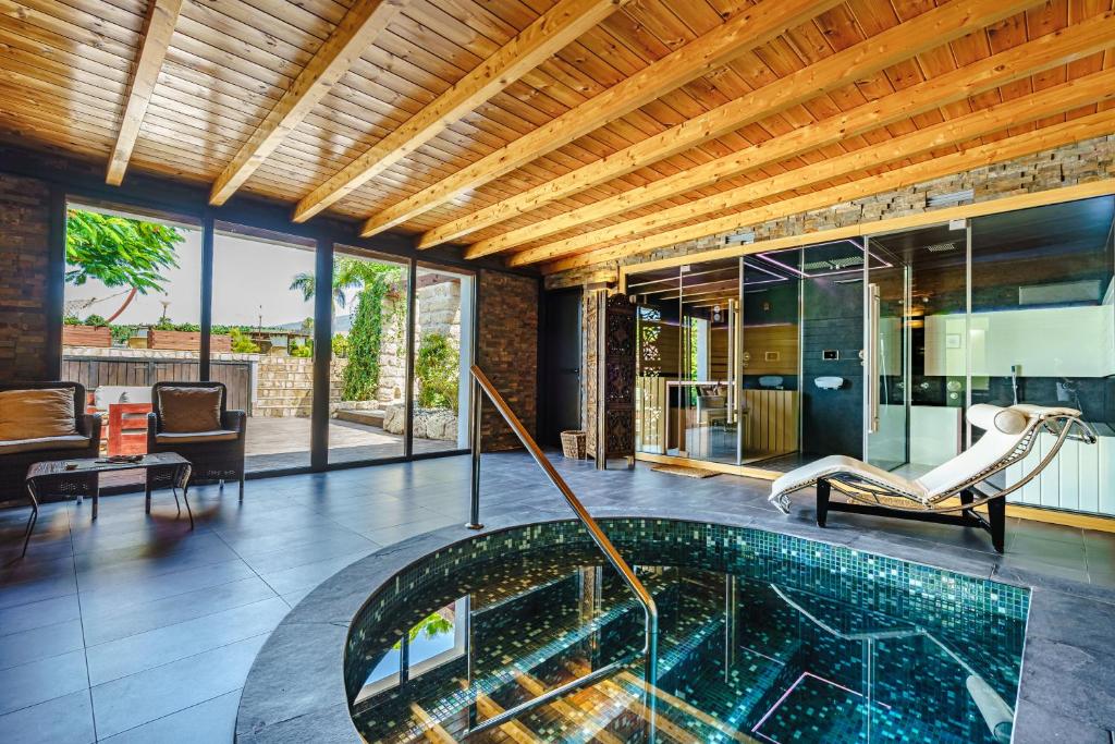 The swimming pool at or close to Finca La Rosa de Los Vientos