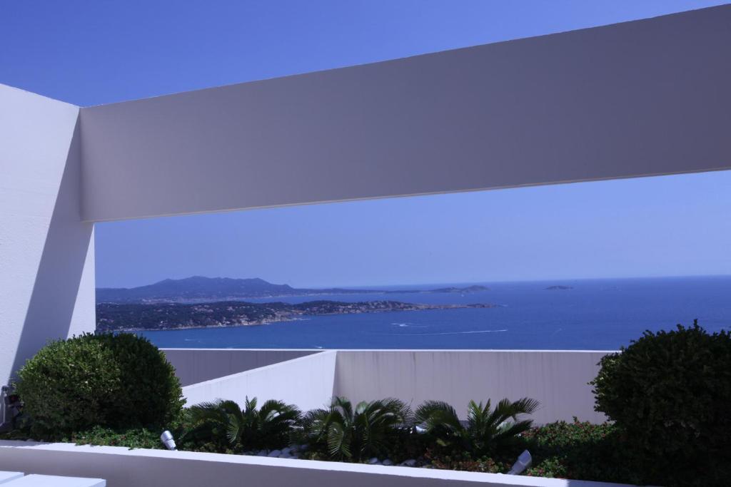 een uitzicht op de oceaan vanuit een wit gebouw bij Design Apartment - Pool, Large Terrace and Panoramic Views of Mediterranean in Bandol