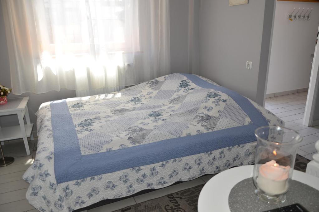 ミエンジズドロイェにあるPendrowkaのキャンドル付きのテーブルが備わるドミトリールームのベッド1台分です。