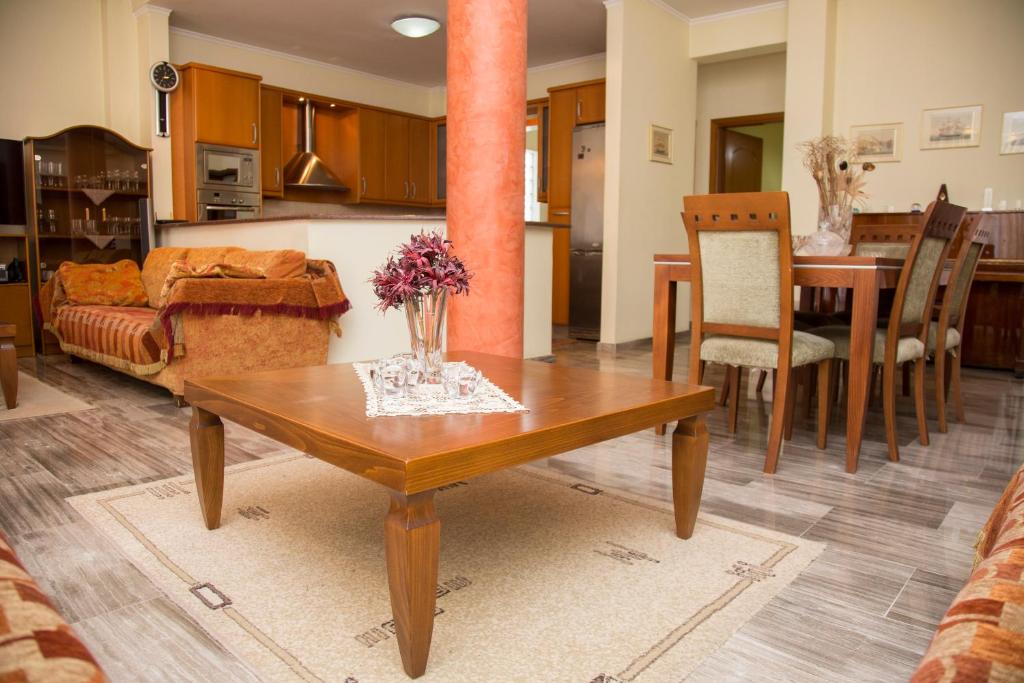uma sala de estar com uma mesa e uma sala de jantar em Veta's spacious central apartment em Serres