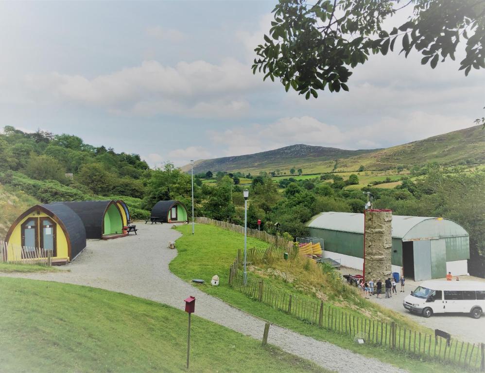 una furgoneta estacionada frente a algunas tiendas de campaña en East Coast Adventure Centre Glamping en Rostrevor