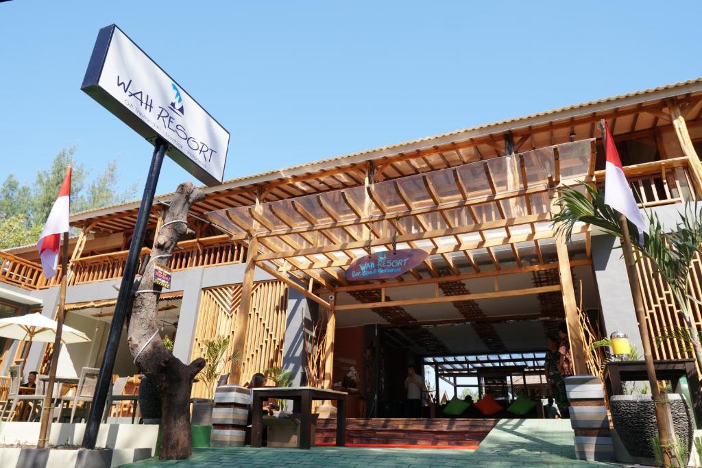 un edificio con un cartello stradale di fronte di Wah Resort Gili Trawangan a Gili Trawangan